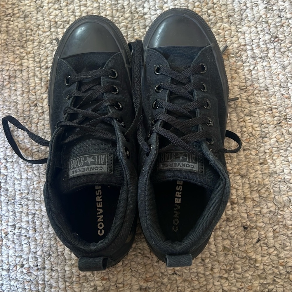 Mid length converse in black. Mens/women unisex shoe.